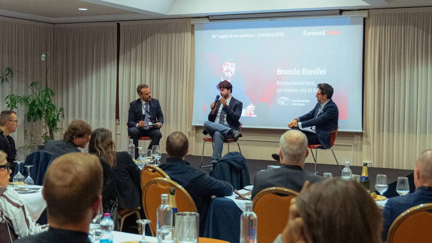 L’onorevole Brando Benifei parla sul palco durante l’evento Forward.Talks a Milano Digital Week 2025, davanti a un pubblico di professionisti del settore digitale.