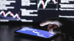 schermo di smartphone con logo di facebook