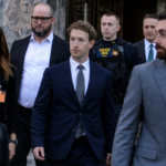 Zuckerberg all'uscita della corte di Los Angeles