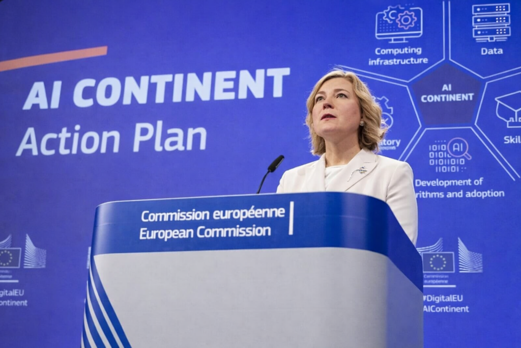 Henna Virkkunen al podio della Commissione europea presenta l’AI Continent Action Plan con grafica su infrastrutture digitali e sviluppo dell’intelligenza artificiale