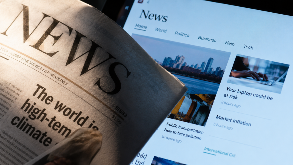 Primo piano editoriale di una prima pagina di giornale cartaceo sovrapposta diagonalmente a uno schermo digitale che mostra un sito di notizie online.