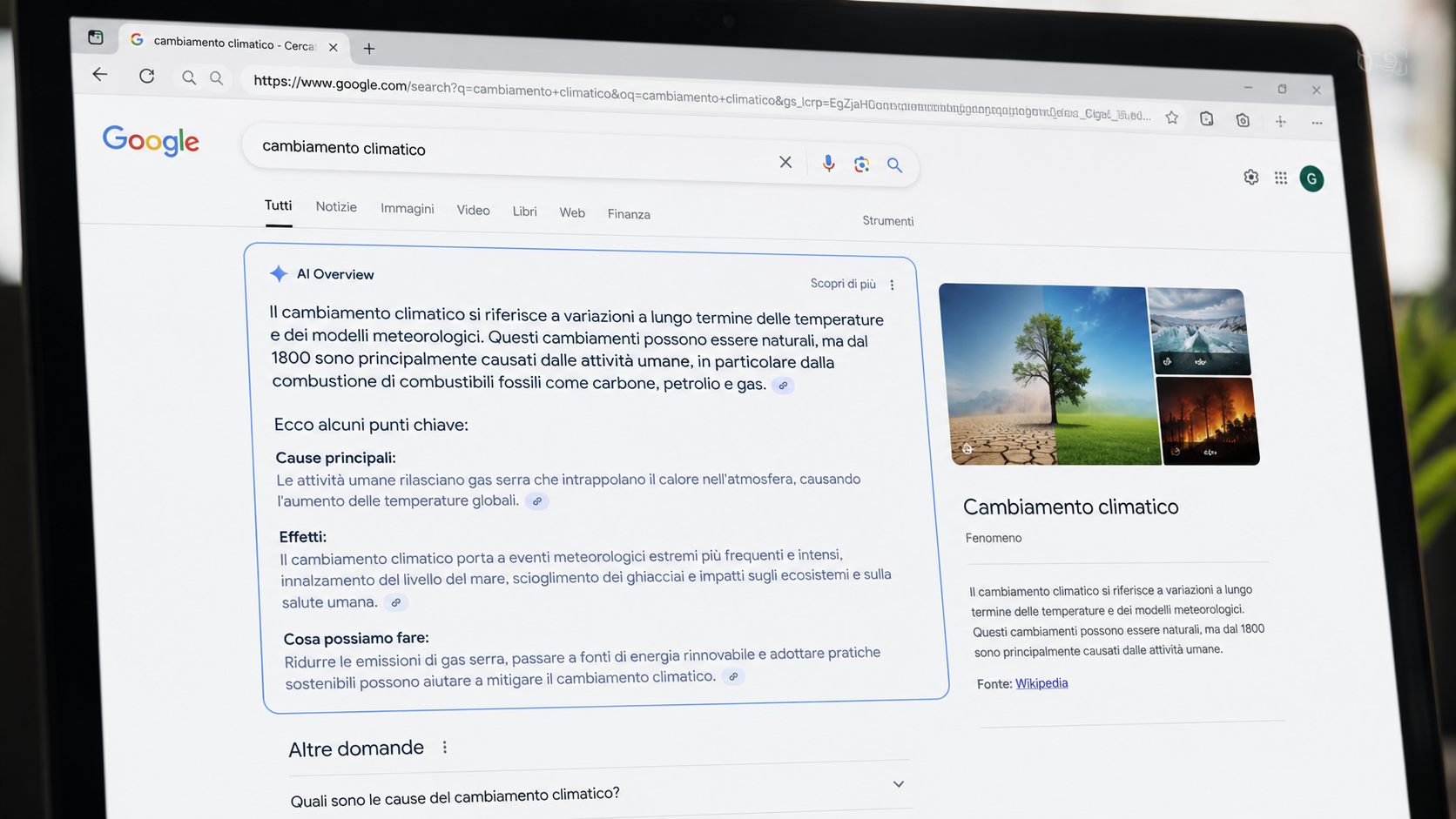 Primo piano fotografico di uno schermo di computer che mostra una pagina di ricerca Google. Al centro dei risultati è visibile un riquadro AI Overview evidenziato, contenente una sintesi generata dall'intelligenza artificiale con testo e immagini di supporto.