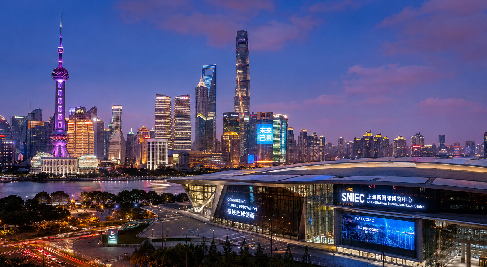 Panorama di Shanghai al crepuscolo con i grattacieli del distretto finanziario illuminati sullo sfondo e, in primo piano, un moderno centro congressi dalle ampie vetrate e insegne luminose, in un'atmosfera urbana e tecnologica