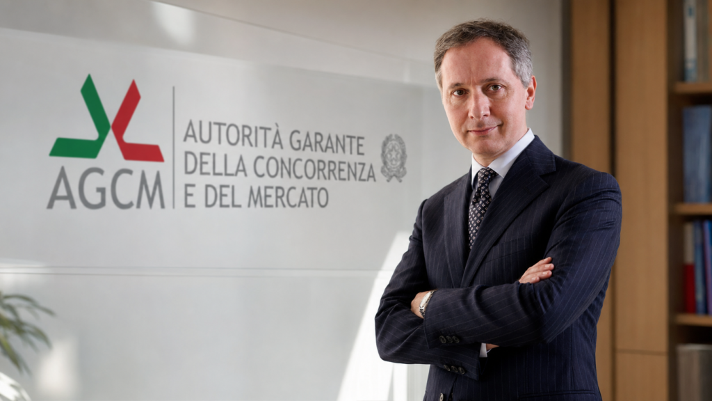 Saverio Valentino, presidente dell’AGCM, ritratto in un ambiente istituzionale con il logo dell’Autorità Garante della Concorrenza e del Mercato sullo sfondo.