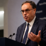 Andrew Bailey, governatore della Bank of England, durante un intervento pubblico davanti ai microfoni, con lo sfondo istituzionale della banca centrale britannica.