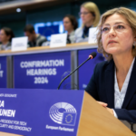 Henna Virkkunen durante un’audizione al Parlamento europeo, seduta davanti al microfono con i rappresentanti delle istituzioni sullo sfondo.