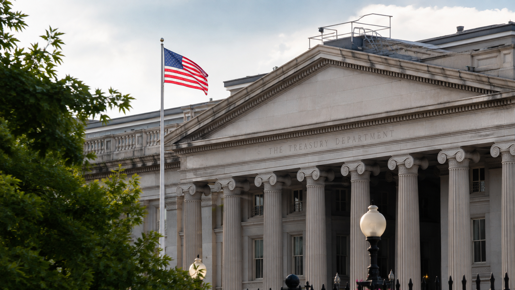 Sede del Dipartimento del Tesoro degli Stati Uniti a Washington, con la facciata neoclassica e la bandiera americana, illuminata dalla luce pomeridiana.