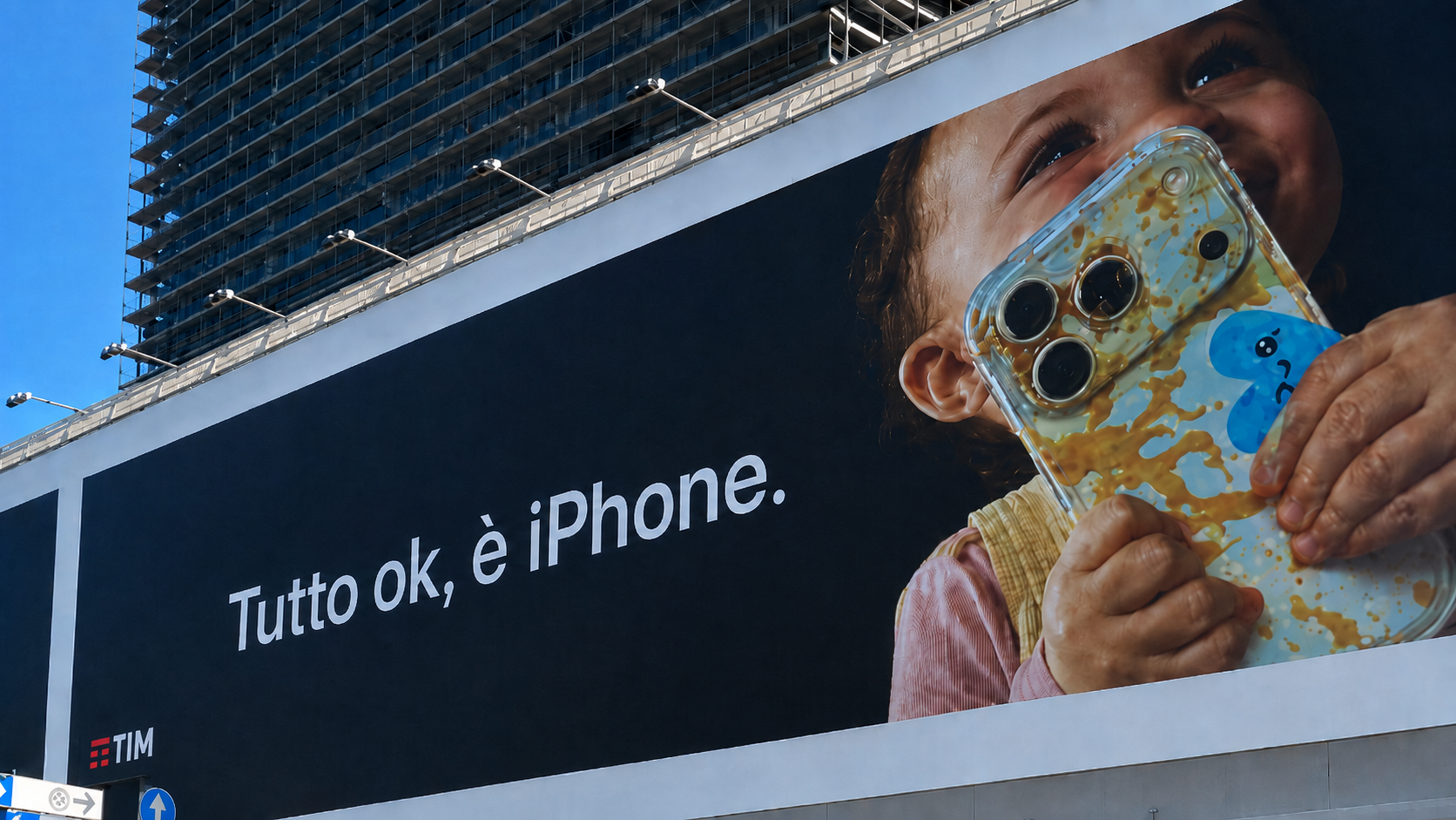 Spot della Apple con bambino che tiene in mano un cellulare sporco