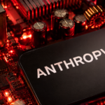 Logo Anthropic su un processore installato in una scheda elettronica illuminata da luci rosse