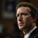 Mark Zuckerberg durante un’audizione, ritratto in primo piano con espressione seria.