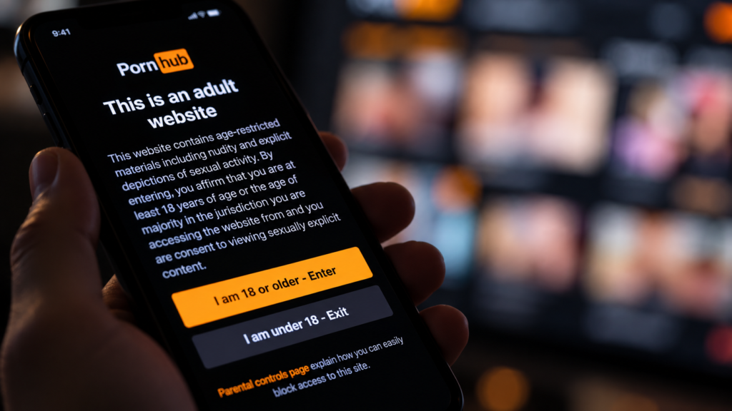 Schermata Pornhub per la verifica dell’età visualizzata su smartphone, con pulsanti di accesso per utenti maggiorenni.