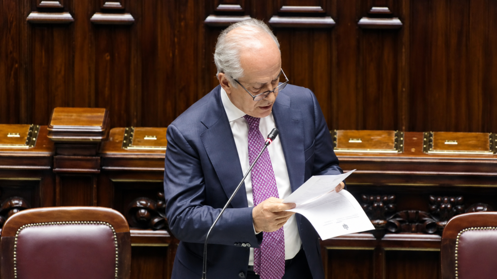 Il ministro dell’Interno Matteo Piantedosi interviene alla Camera dei deputati, leggendo alcuni documenti davanti al microfono durante una seduta parlamentare.